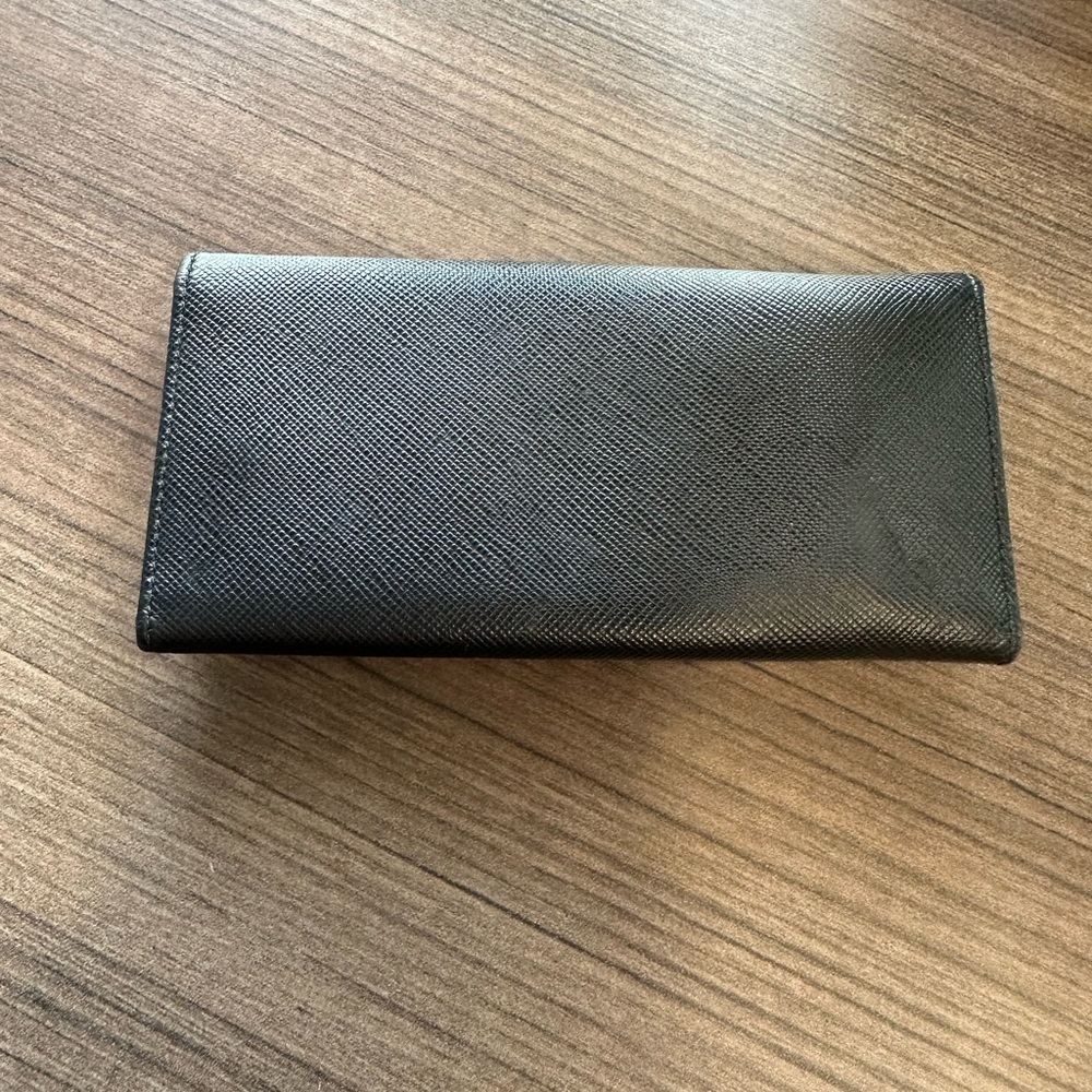 Prada Key Holder
Great used condition
Black saffiano leather, gold hardware - Picture 13 of 13